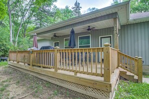 A wooden deck with a railing, a covered porch area, and a garage door. - 2-unit Hot Springs Retreat Near Bathhouse Row (Hot Springs)