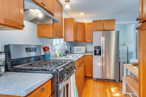 House (2 Bedrooms) | Interior - Walk to Short Sands! Coastal Cottage w/ Deck (York Beach)