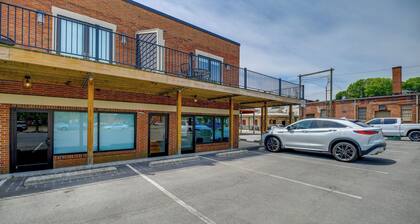 Historic Downtown Bristol Loft - Free Parking