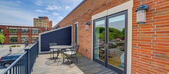 Historic Downtown Bristol Loft - Free Parking