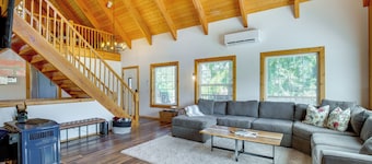 Mount Rainier Views & Hot Tub: Pet-friendly Cabin!