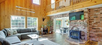 Mount Rainier Views & Hot Tub: Pet-friendly Cabin!