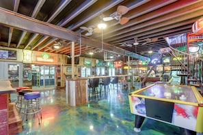 A bar area with stools, a pool table, and arcade games. - Mountain Tree House w/ Views in Maysville (Maysville)