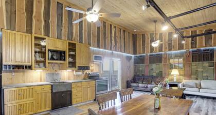 Game Room + Hot Tub: Mayvsille Mountain Condo