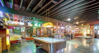 Game Room + Hot Tub: Mayvsille Mountain Condo