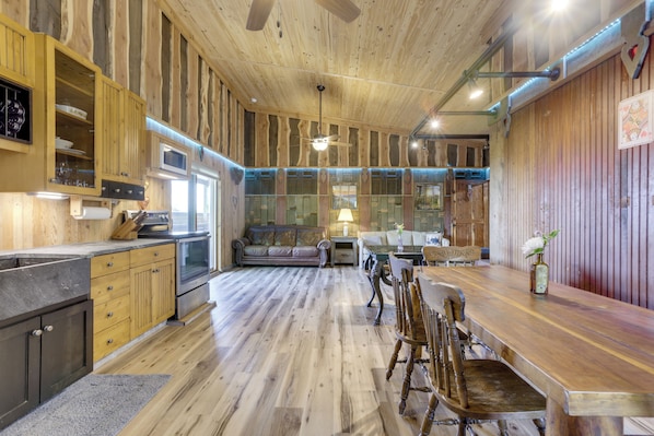 Interior - Game Room + Hot Tub: Mayvsille Mountain Condo (Maysville)