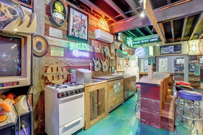 Game Room + Hot Tub: Mayvsille Mountain Condo