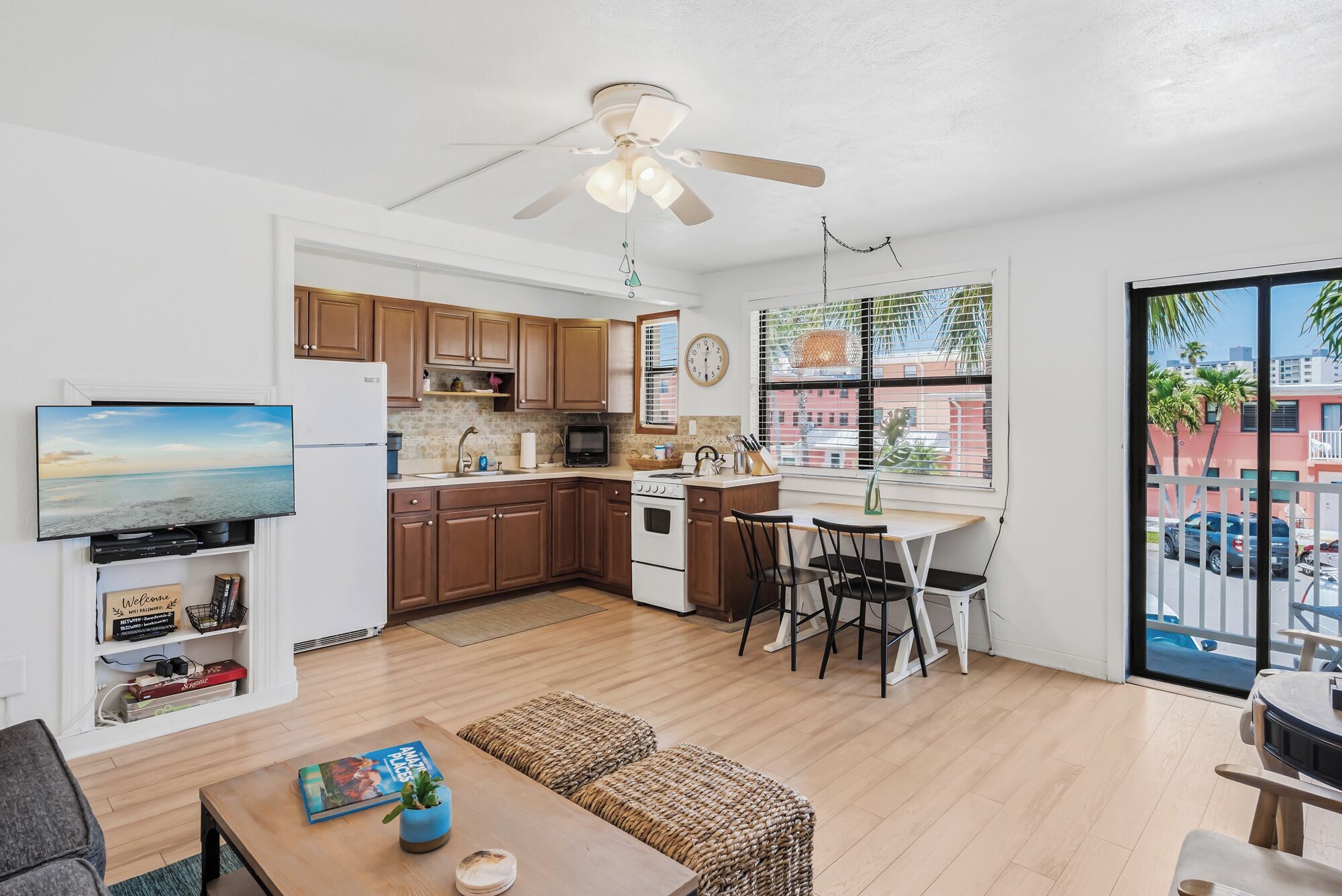 Fridge, oven, stovetop, coffee/tea maker