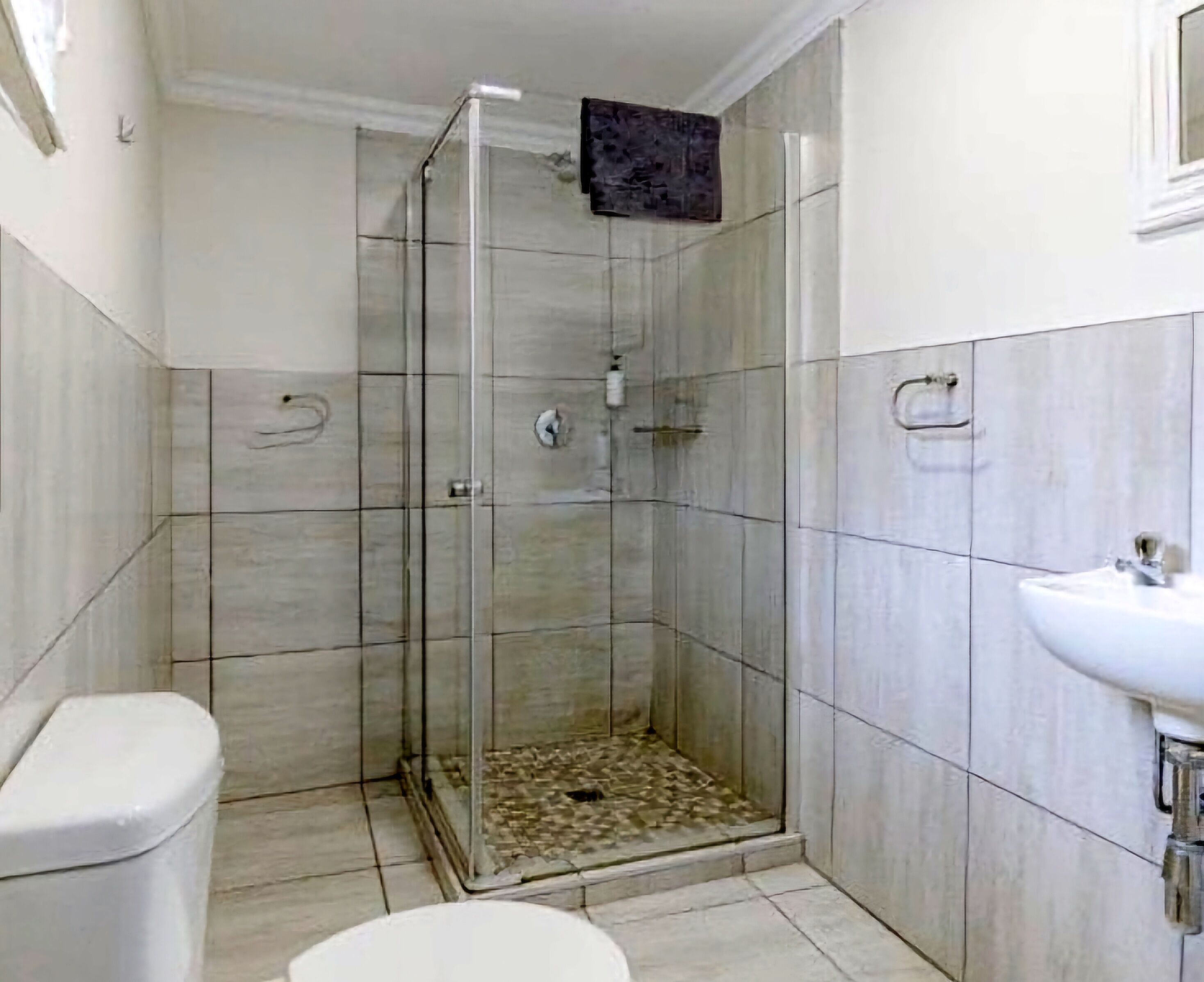 Douche, baignoire à jets, sèche-cheveux, serviettes fournies
