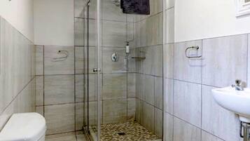 Douche, baignoire Ă jets, sĂšche-cheveux, serviettes fournies
