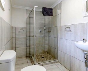 Dusche, Whirlpool, Haartrockner, Handtücher