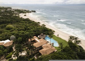 A resort with a pool, beach, and ocean view. - La Vida Dulce in Punta de Mita (Punta de Mita)