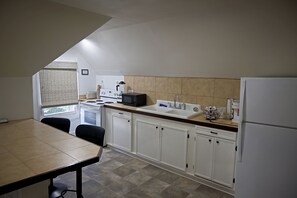 Private kitchen - Alita's Cap - PURE Downtown Eunice! (Eunice)