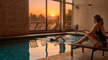 Una piscina cubierta