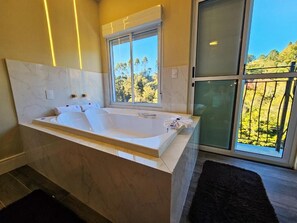 Superior Apartment, Balcony, Mountain View | Bathroom - Pousada Recanto dos Sonhos (Campos do Jordão)