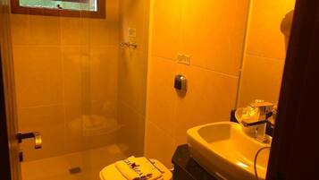 Apartamento clássico, vista para o jardim | Banheiro