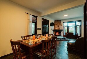 Family Chalet, Lanai, Courtyard View | Dining