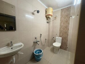 Phòng đôi Deluxe | Phòng tắm | Buồng tắm vòi sen, đồ dùng nhà tắm miễn phí, khăn tắm, xà phòng 