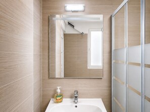 Hair dryer, towels, soap, toilet paper - Ermou Central Studio by ΜΡS (Athina)