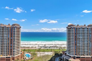Ein Wolkenkratzerhotel mit Blick auf Strand und Meer.