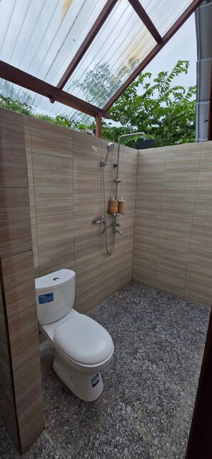 Bungalow Deluxe, 1 phòng ngủ, ban công, quang cảnh vườn | Phòng tắm