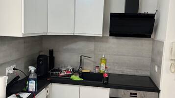 Geladeira, micro-ondas, fogão, cooktop