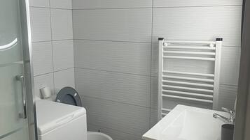Doccia, asciugacapelli, asciugamani, sapone