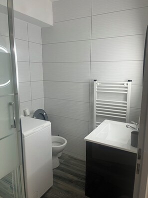 Shower, hair dryer, towels, soap - Vrbo Property (Béziers)