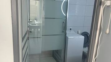 Douche, sĂšche-cheveux, serviettes fournies, savon