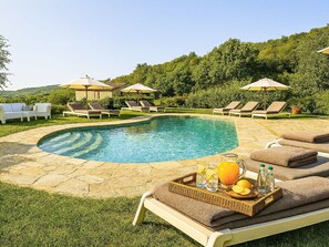 A pool with lounge chairs and umbrellas, surrounded by greenery. - Lovely apartment for 6 people with WIFI, A/C, pool, TV and panoramic view (Londa)