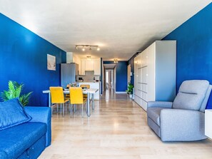 Ein modernes Apartment mit Essbereich, Küche und Wohnraum.