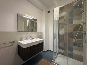 Douche, sèche-cheveux, bidet