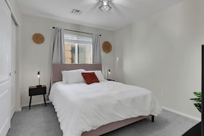 5 Schlafzimmer, Schreibtisch, Bügeleisen/Bügelbrett, Reisekinderbett