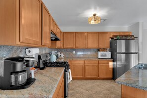Wasserkocher mit Kaffee-/Teezubehör, Kühlschrank, Mikrowelle, Ofen