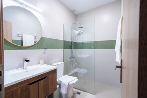 Douche, sèche-cheveux, serviettes fournies, savon
