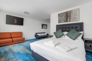 Room - Exclusive Queen Suite w/ Sofa bed. Boutique Stay. Trinity Bellwoods (Toronto)