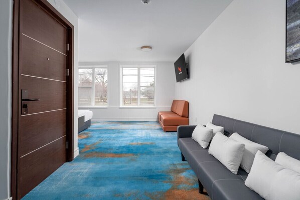 Living area - Exclusive Queen Suite w/ Sofa bed. Boutique Stay. Trinity Bellwoods (Toronto)