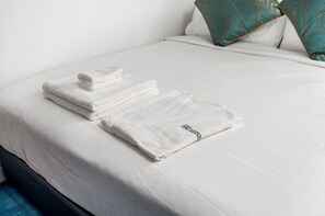 Cofres nos quartos, ferros/tábuas de passar roupa, berço de viagem