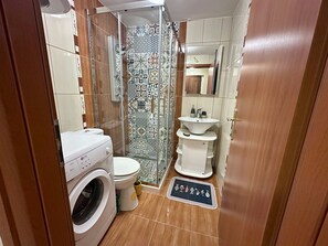 Apartemen Comfort, pemandangan laut | Kamar mandi | Shower, pengering rambut, handuk, dan sabun