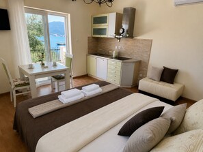 Estudio superior, patio, vistas al mar | Tabla de planchar con plancha y wifi gratis