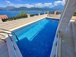 Una piscina al aire libre de temporada