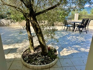 Kamar Single Klasik, patio, pemandangan laut | Tempat makan outdoor