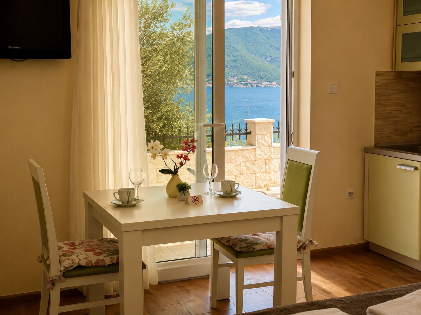 Superior Studio, Patio, Sea View | Dining