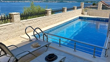 Estúdio superior, varanda, vista para o mar | Piscina | Piscina externa sazonal