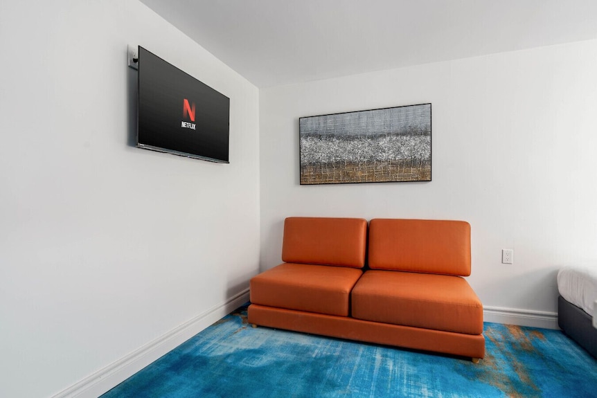 Elite Double Room With Sofa; Boutique Hotel Trinity Bellwoods, Downtown Toronto - Mississauga