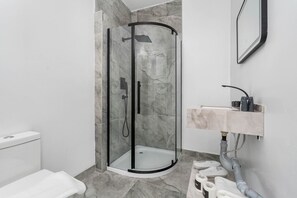 Bathroom - Plush Hotel, Double room. (Toronto)