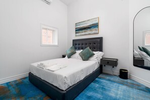 Room - Plush Hotel, Double room. (Toronto)