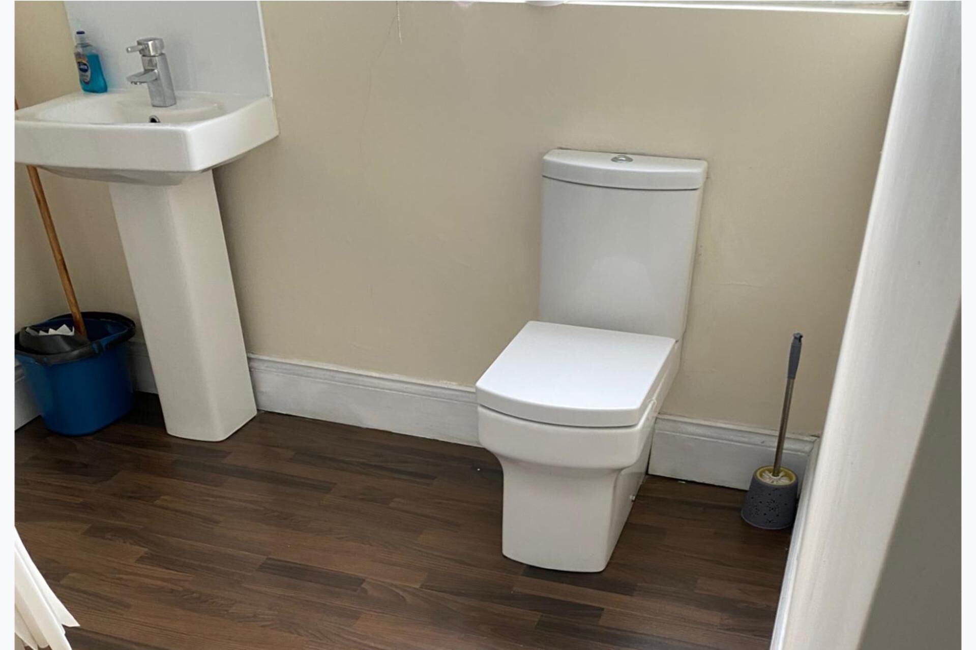 Separate bathtub and shower, deep-soaking bathtub