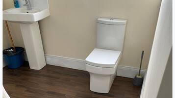 Separate bathtub and shower, deep-soaking bathtub
