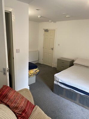 Room - House Sleeps 6 With Parking (Bolton)
